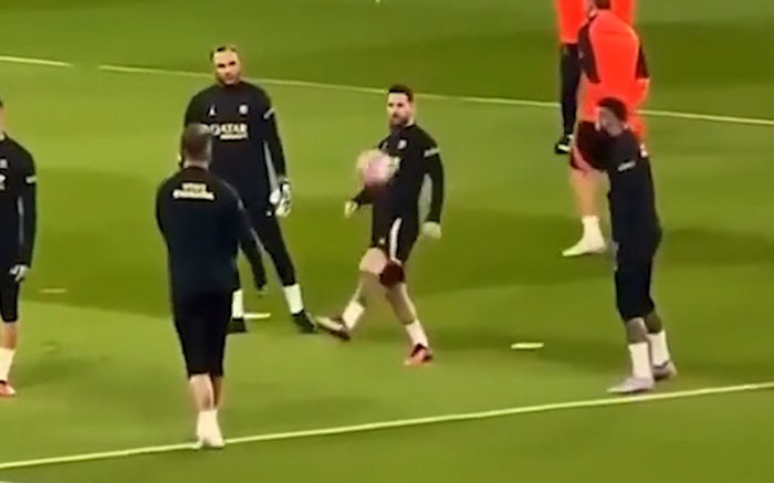 Pha xử lý ảo tung chảo của Neymar khi chơi bóng bổng với Messi