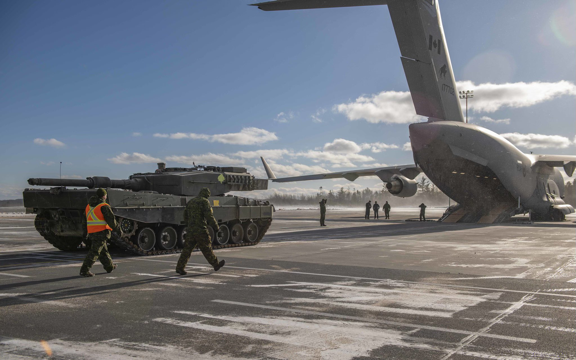 Xem xe tăng Leopard của Canada leo máy bay sang Ukraine