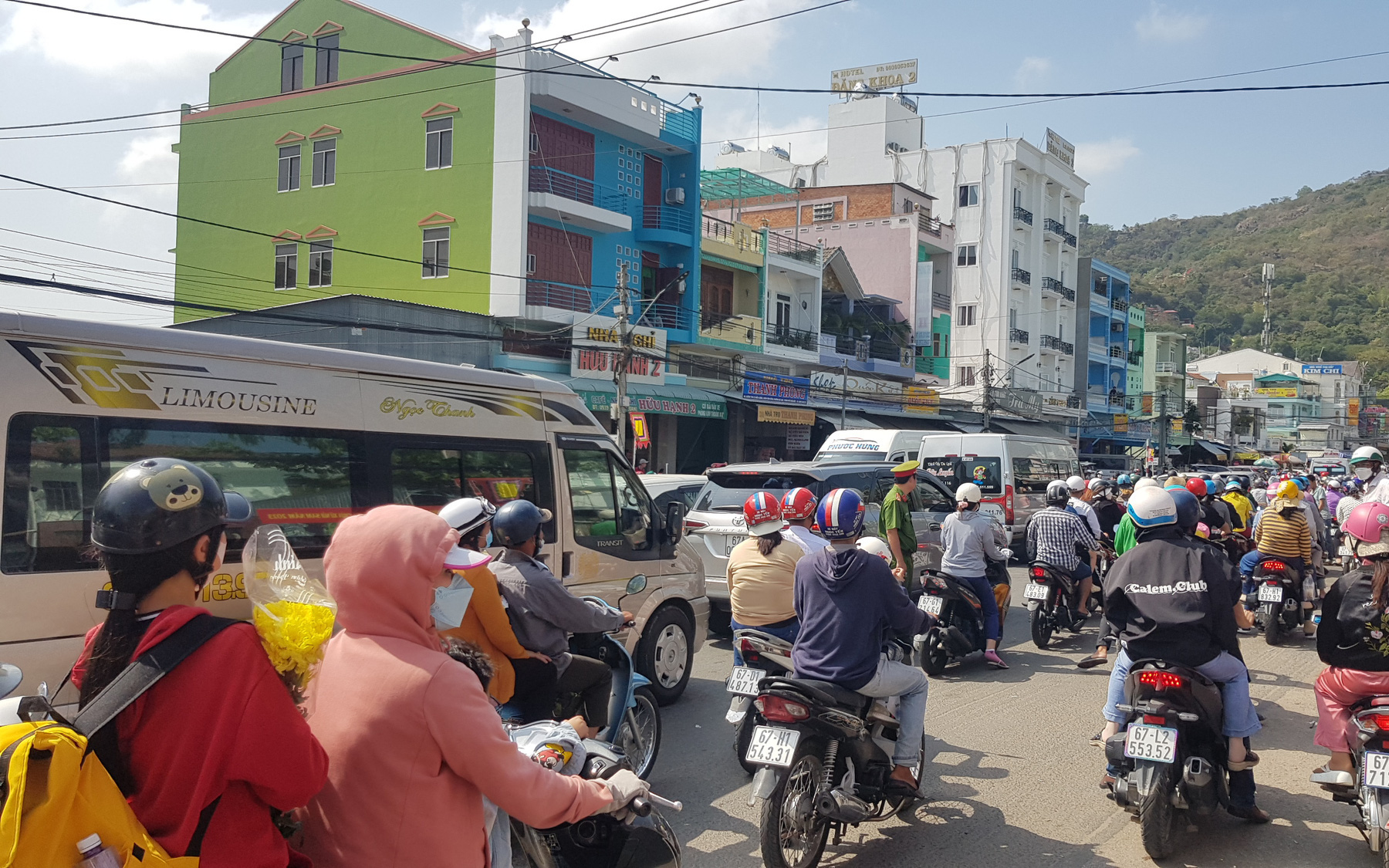 Để Tết này dâng sao giải hạn không biến tướng- Ảnh 11. Người miền Tây đội nắng nhích từng chút đi cúng chùa