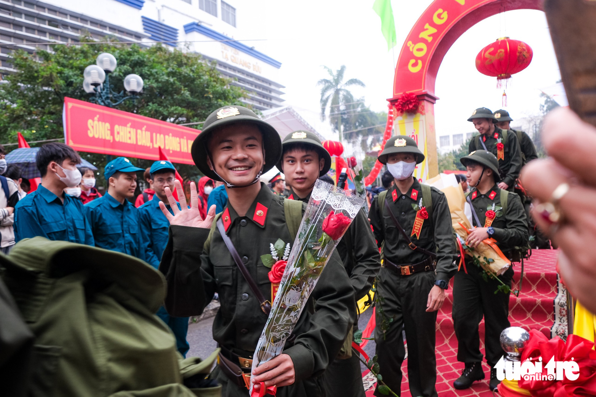 Hôm nay, 30 quận, huyện ở Hà Nội tiễn tân binh nhập ngũ - Ảnh 5. Hôm nay, 30 quận, huyện ở Hà Nội tiễn tân binh nhập ngũ - Ảnh 5.