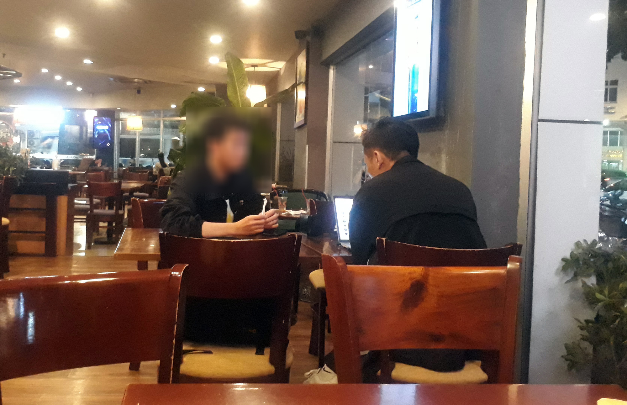 T.D (trái) gặp phóng viên nhập vai tìm người thi hộ cho 2 bạn mình - Ảnh: VĂN KHOA T.D (trái) gặp phóng viên nhập vai tìm người thi hộ cho 2 bạn mình - Ảnh: VĂN KHOA