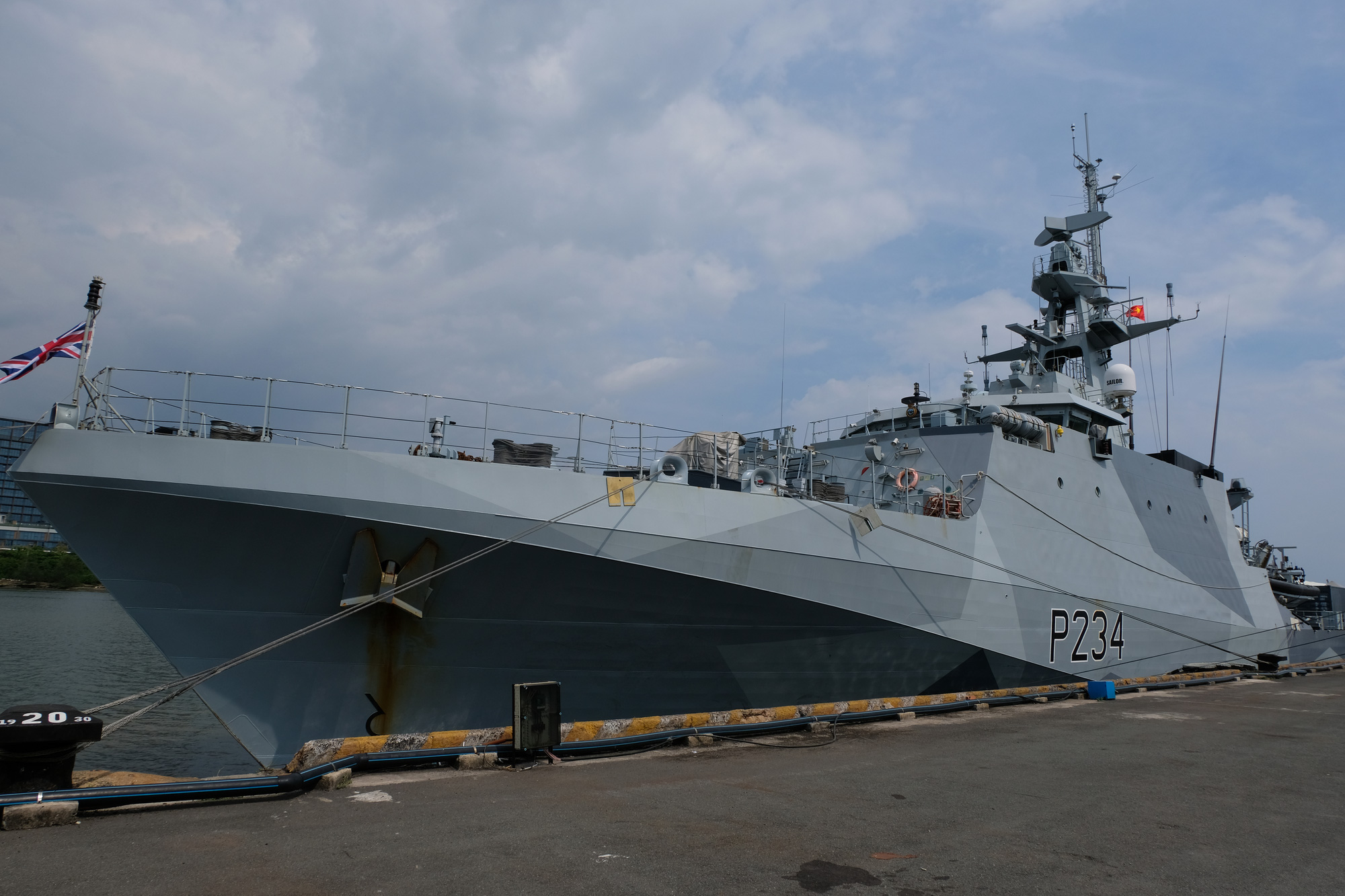 Tàu Hải quân Hoàng gia Anh HMS Spey thăm TP.HCM