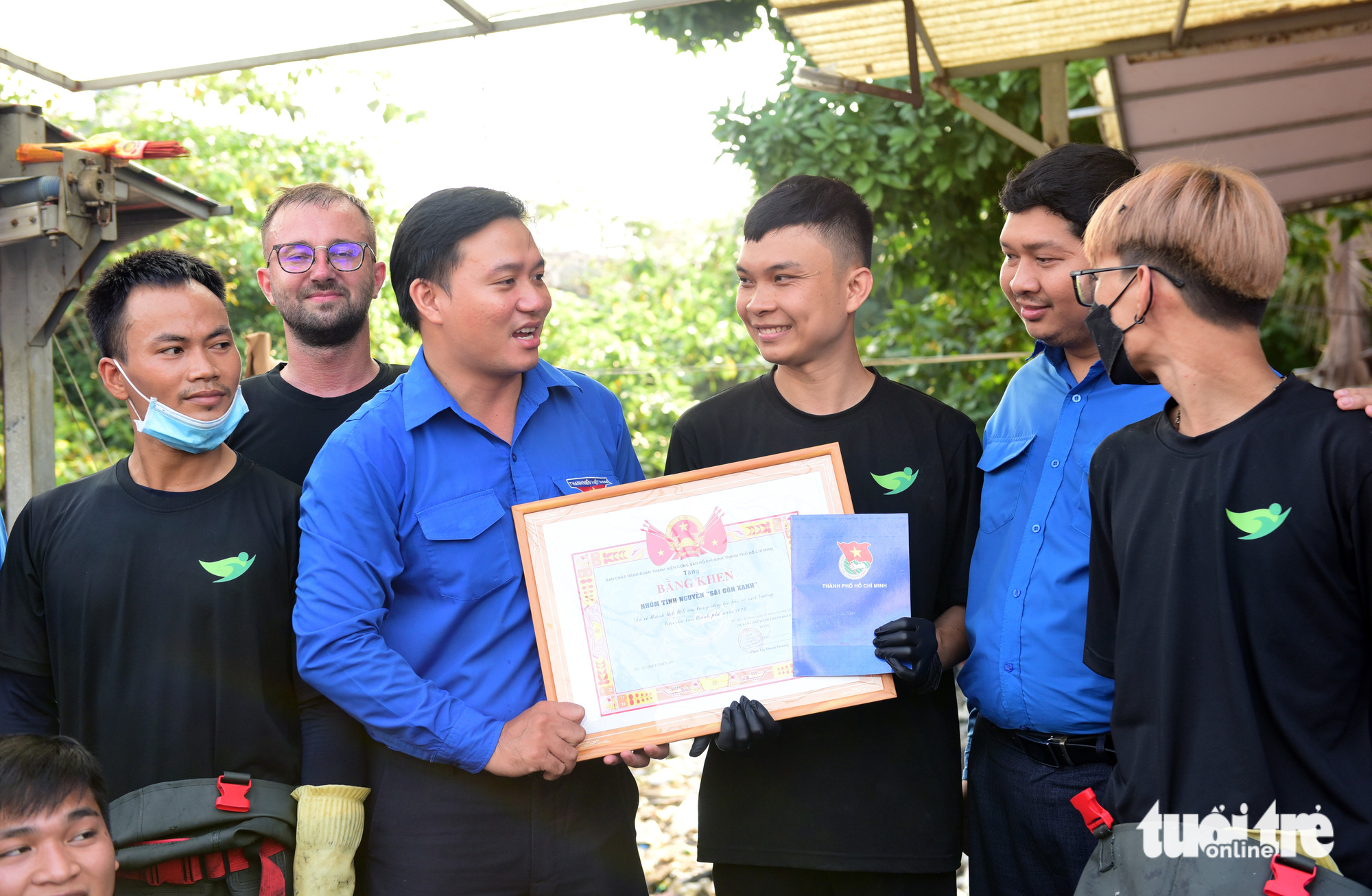 Những chàng trai vớt rác nhận bằng khen của Thành Đoàn TP.HCM - Ảnh 1. Những chàng trai vớt rác nhận bằng khen của Thành Đoàn TP.HCM - Ảnh 1.