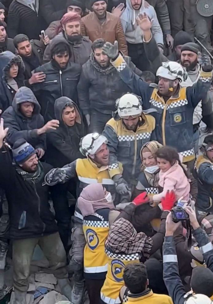 Động đất ở Thổ Nhĩ Kỳ, Syria: Cảm động tình người giữa những đổ nát - Ảnh 2.