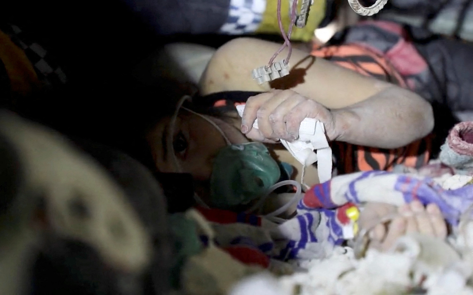 Động đất ở Thổ Nhĩ Kỳ, Syria: Người dân lao vào cùng tìm người sống sót với nhân viên cứu hộ