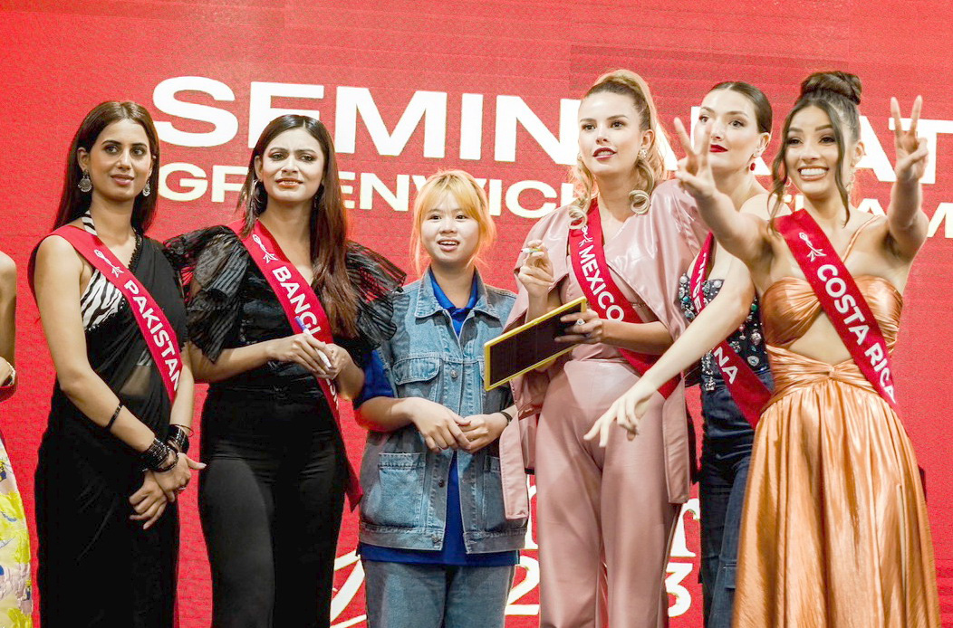 40 thí sinh hoa hậu quốc tế giao lưu sinh viên Việt Nam - Ảnh 6. 40 thí sinh hoa hậu quốc tế giao lưu sinh viên Việt Nam - Ảnh 6.
