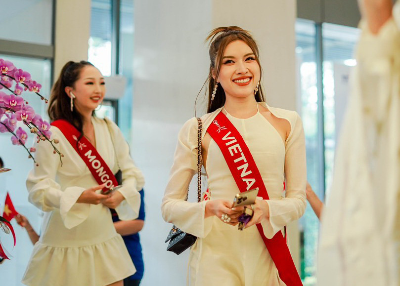 40 thí sinh hoa hậu quốc tế giao lưu sinh viên Việt Nam - Ảnh 2. 40 thí sinh hoa hậu quốc tế giao lưu sinh viên Việt Nam - Ảnh 2.