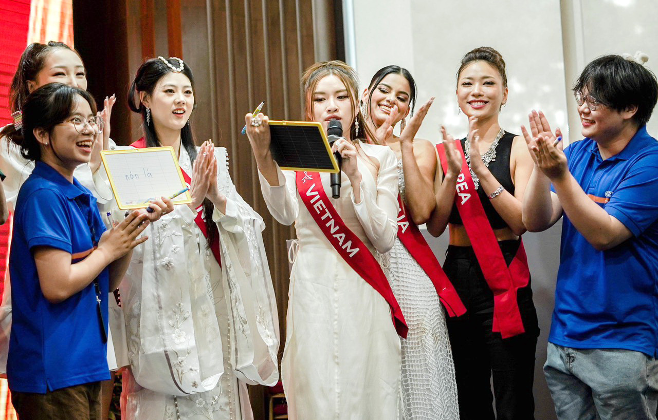 40 thí sinh hoa hậu quốc tế giao lưu sinh viên Việt Nam - Ảnh 1. 40 thí sinh hoa hậu quốc tế giao lưu sinh viên Việt Nam - Ảnh 1.