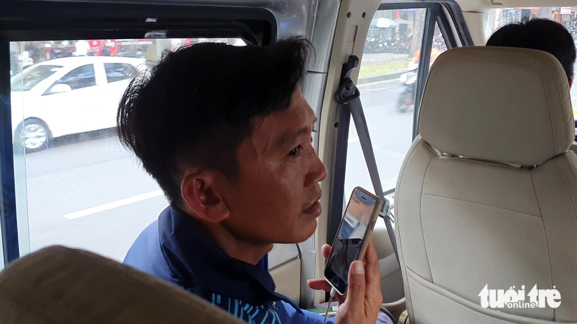 Trung tá Nguyễn Chí Thành nói chuyện vội với vợ qua điện thoại trên đường ra sân bay - Ảnh: MINH HÒA