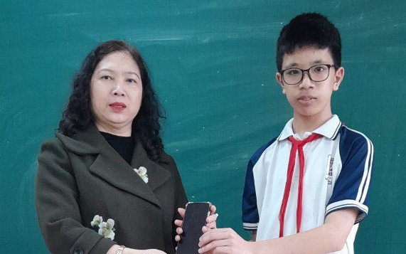 Vợ chồng lao công lần nào nhặt ví du khách đánh rơi cũng gửi trả- Ảnh 3. Học sinh lớp 8 nhặt được điện thoại, tìm người đánh rơi