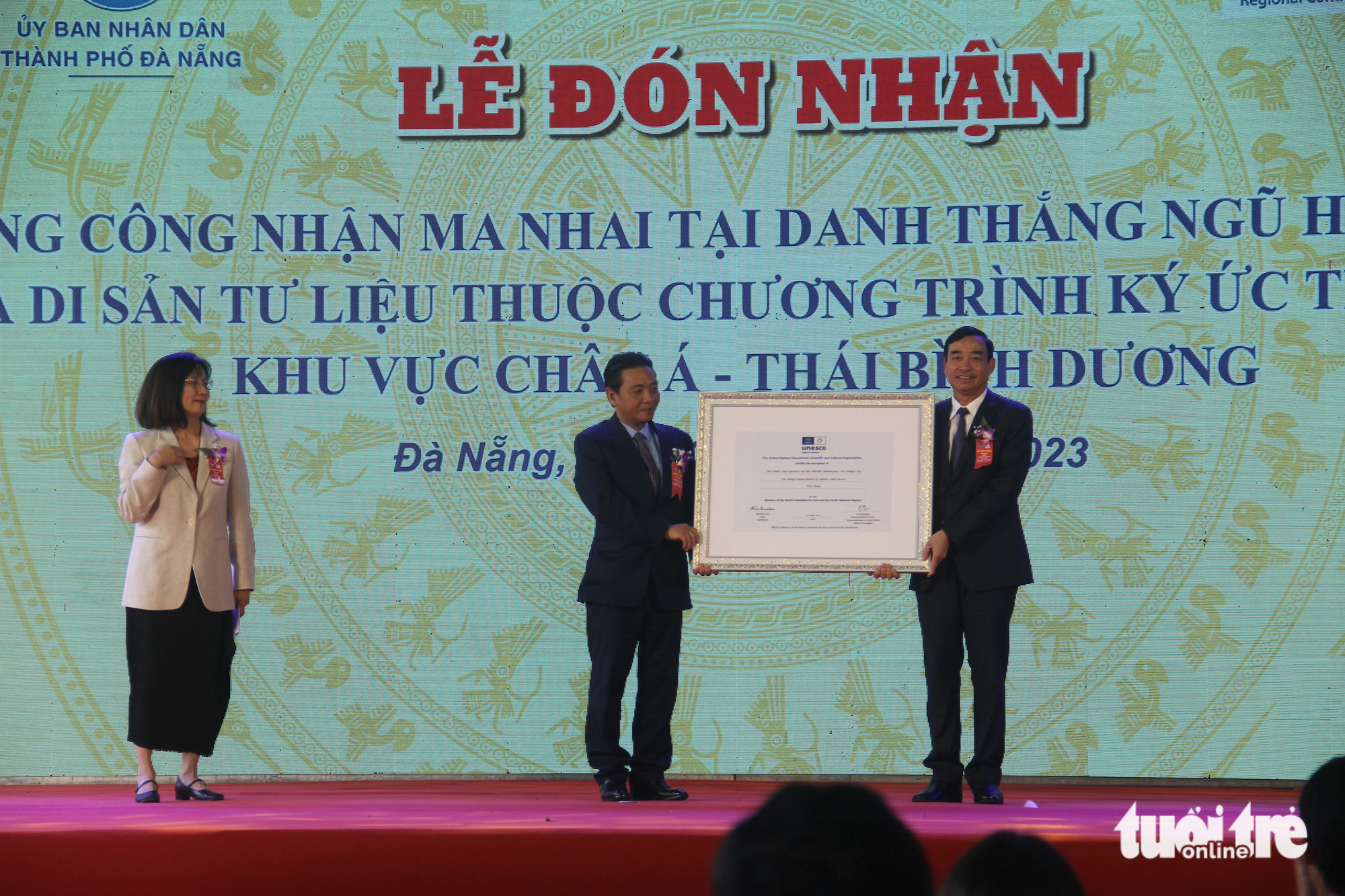 Đại diện UNESCO tại Việt Nam (trái) chứng kiến việc trao bằng công nhận Ma nhai tại danh thắng Ngũ Hành Sơn là di sản tư liệu thuộc Chương trình ký ức Thế giới khu vực Châu Á - Thái Bình Dương cho TP Đà Nẵng - Ảnh: TRƯỜNG TRUNG