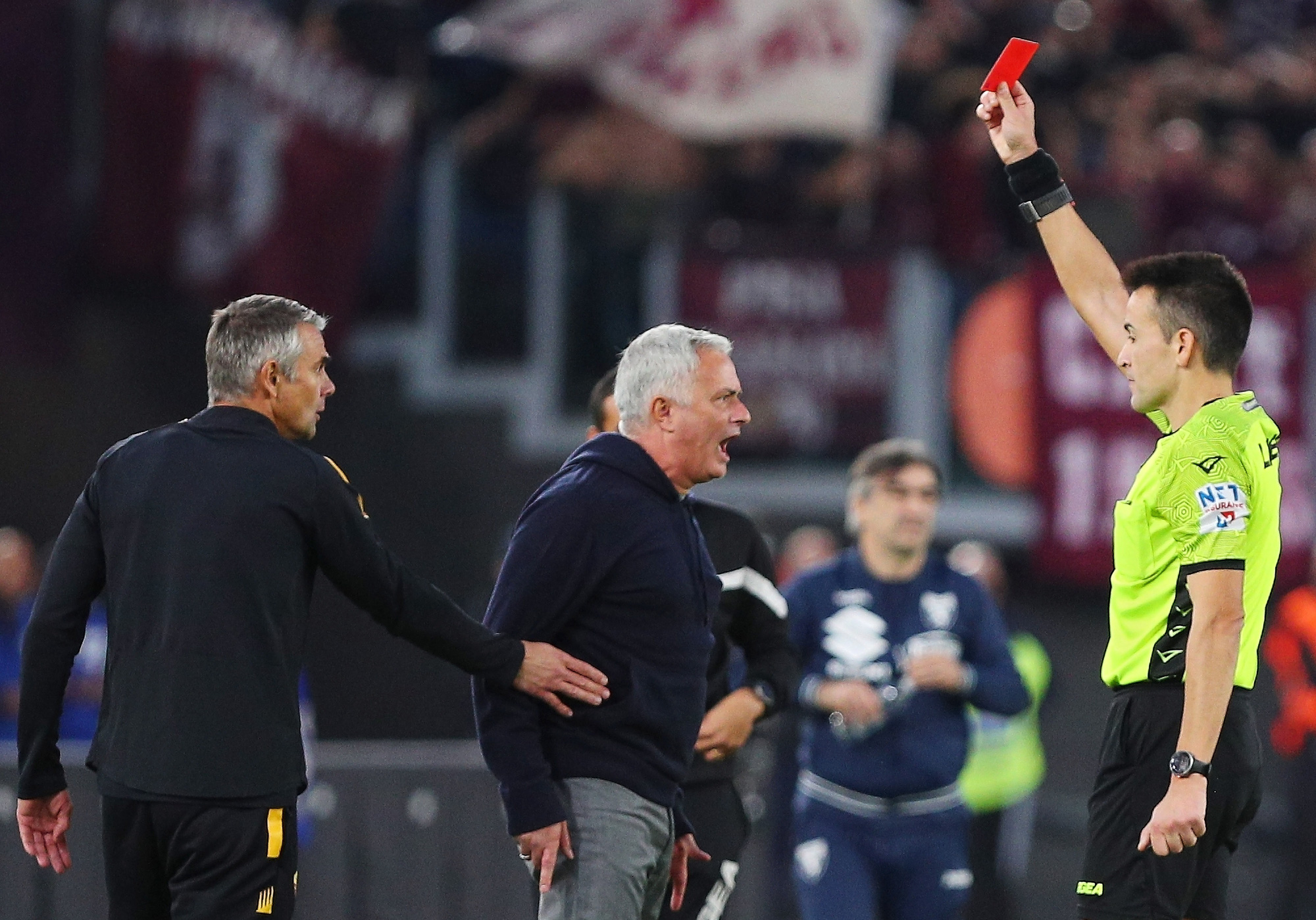 HLV Mourinho nhận thẻ đỏ trong ngày Roma thua sốc đội cuối bảng - Ảnh 1.