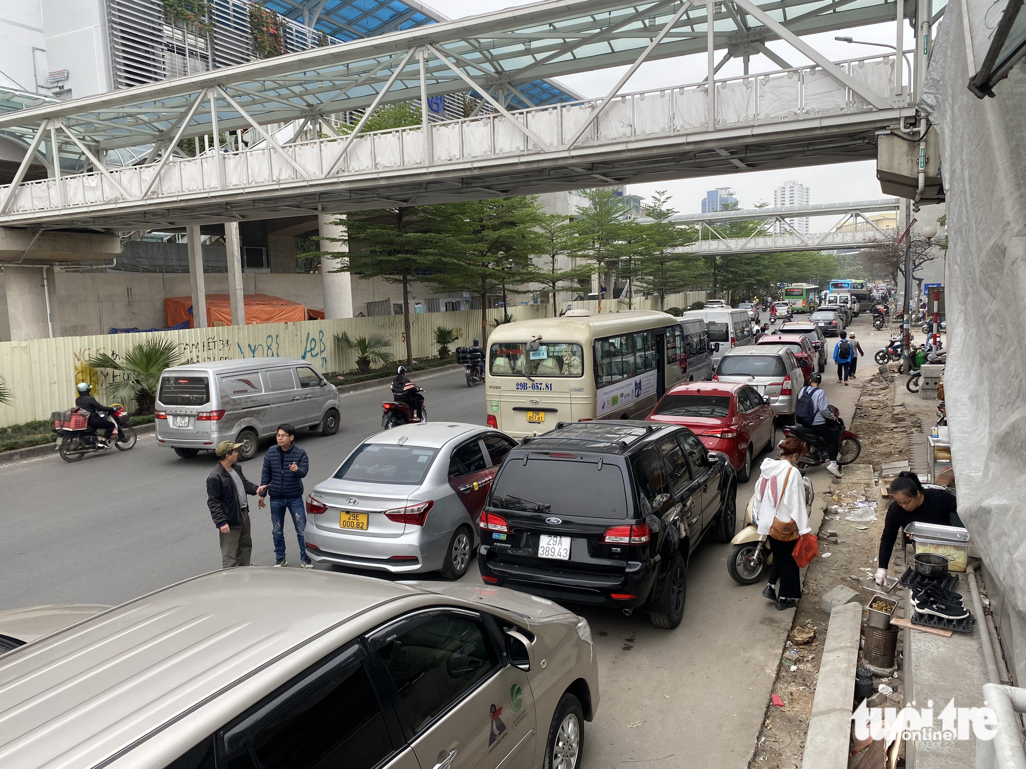 Chưa thoát cảnh ‘ăn đợi, nằm chờ’ dù đã có cảnh sát giao thông hỗ trợ đăng kiểm - Ảnh 4.