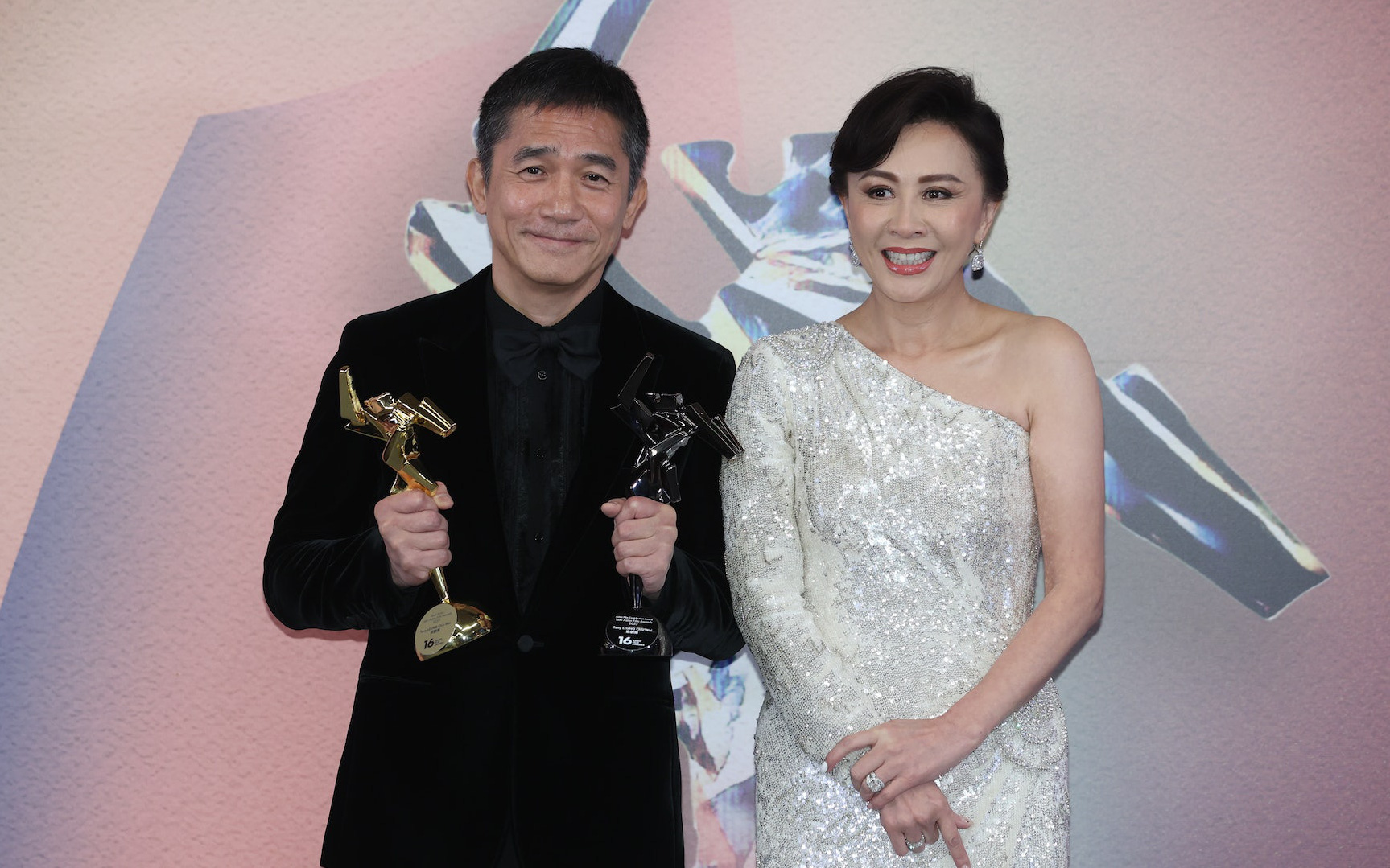 Lương Triều Vỹ tay trong tay Lưu Gia Linh, nhận cú đúp tại Giải thưởng Điện ảnh châu Á
