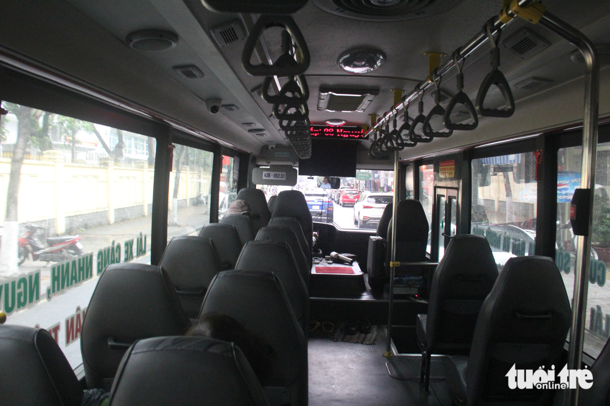 Xe buýt Đà Nẵng được trợ giá vẫn trống lốc - Ảnh 1.
