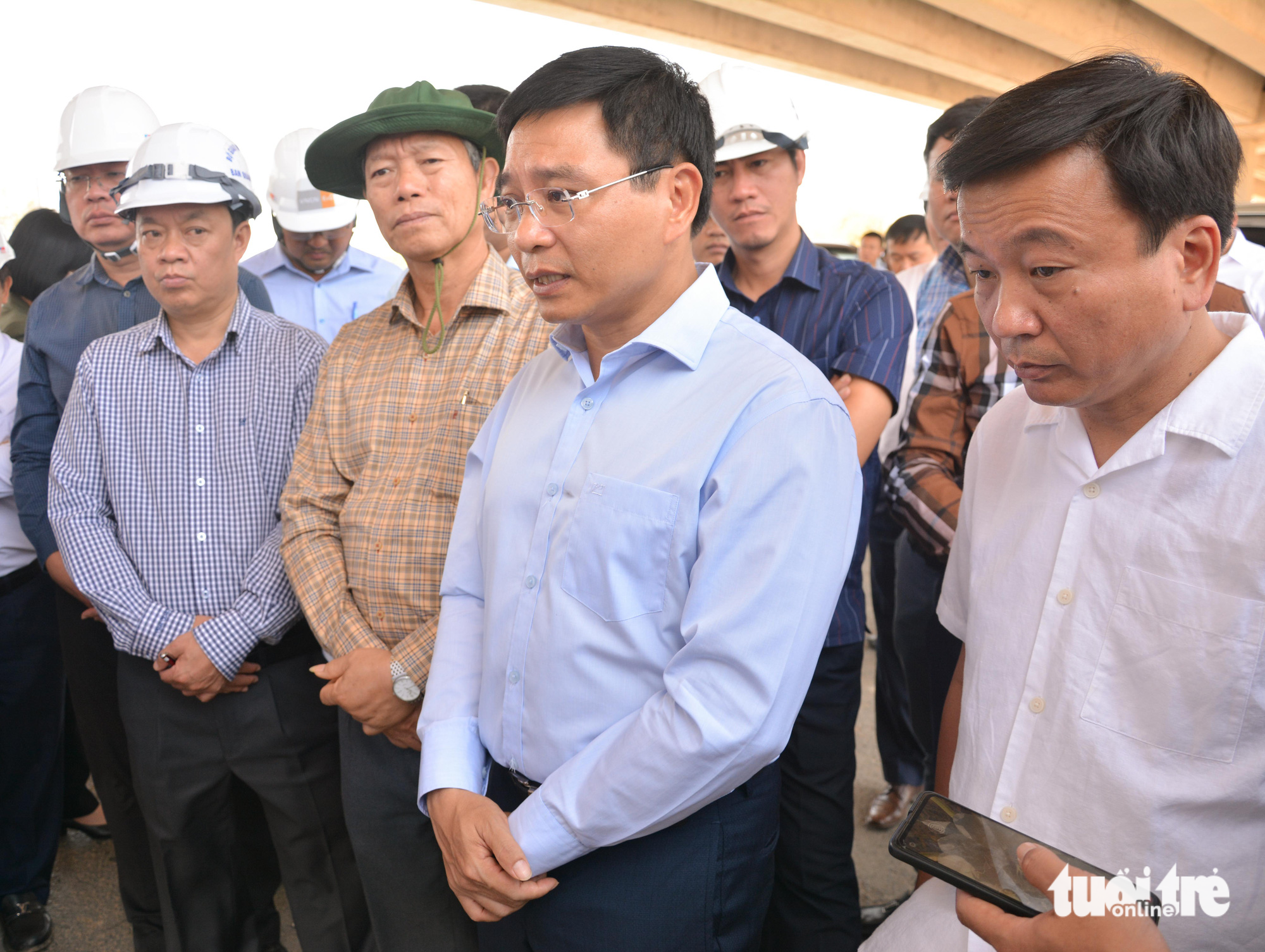 Bộ trưởng Nguyễn Văn Thắng (giữa) chỉ đạo ngoài công trường - Ảnh: ĐỨC TRONG