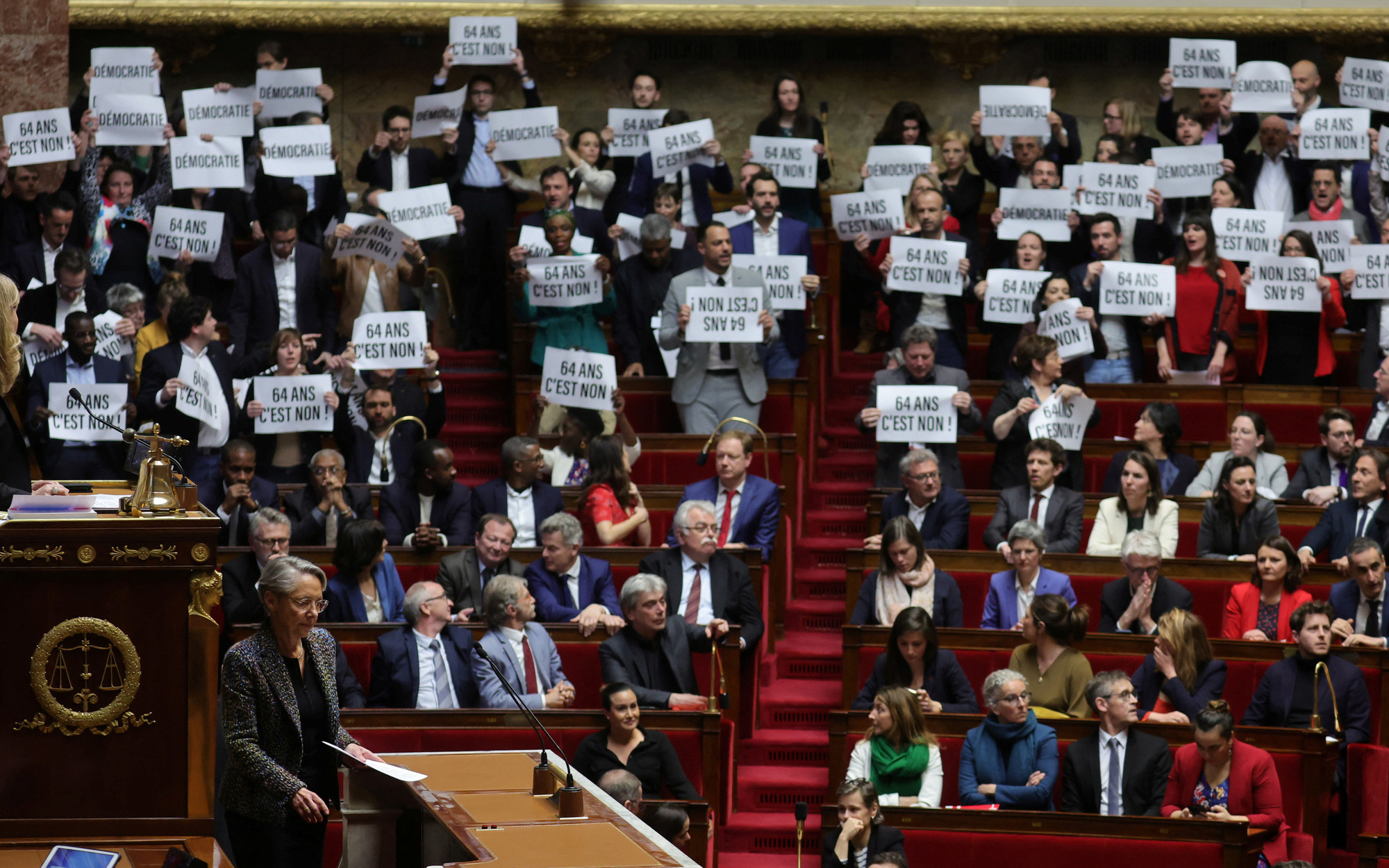 Quốc hội Pháp náo loạn vì cải cách hưu trí