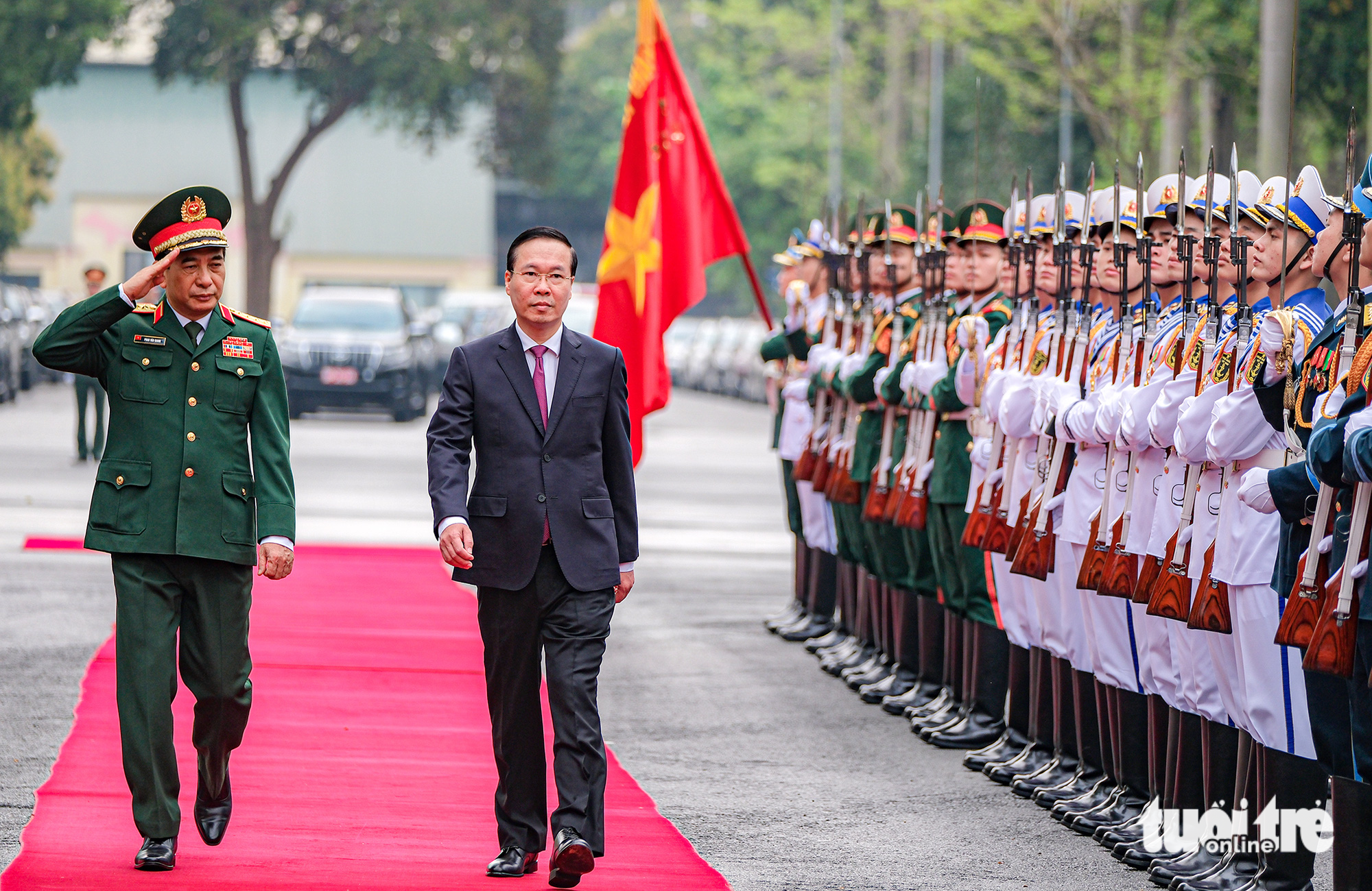 Chủ tịch nước Võ Văn Thưởng cùng Đại tướng Phan Văn Giang, bộ trưởng Bộ Quốc phòng, duyệt đội danh dự - Ảnh: NAM TRẦN