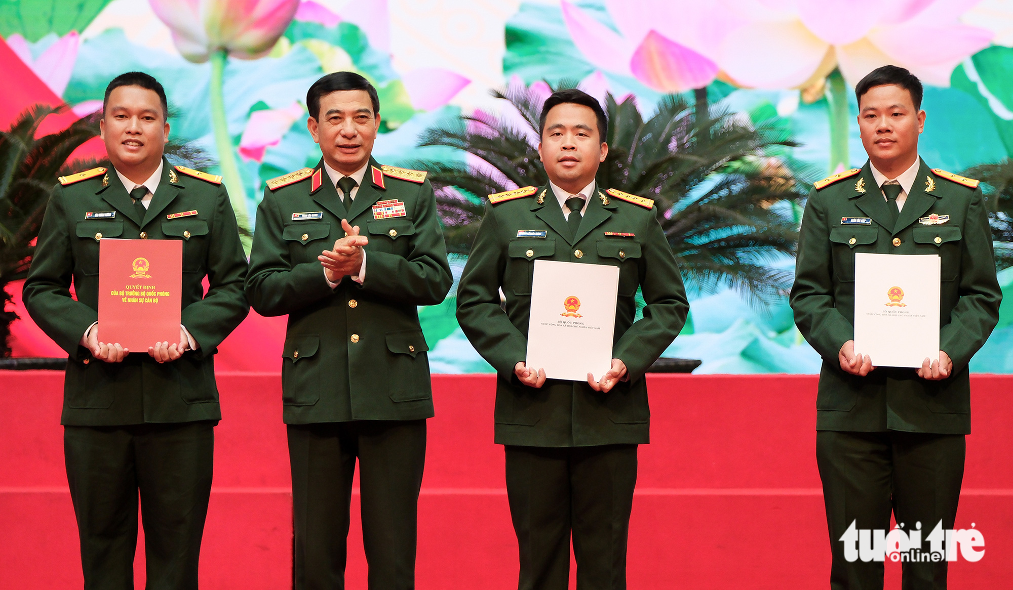 Bộ trưởng Bộ Quốc phòng Phan Văn Giang trao quyết định về thăng quân hàm, tuyển dụng quân nhân chuyên nghiệp, bảo lưu thành tích cho các gương mặt trẻ tiêu biểu