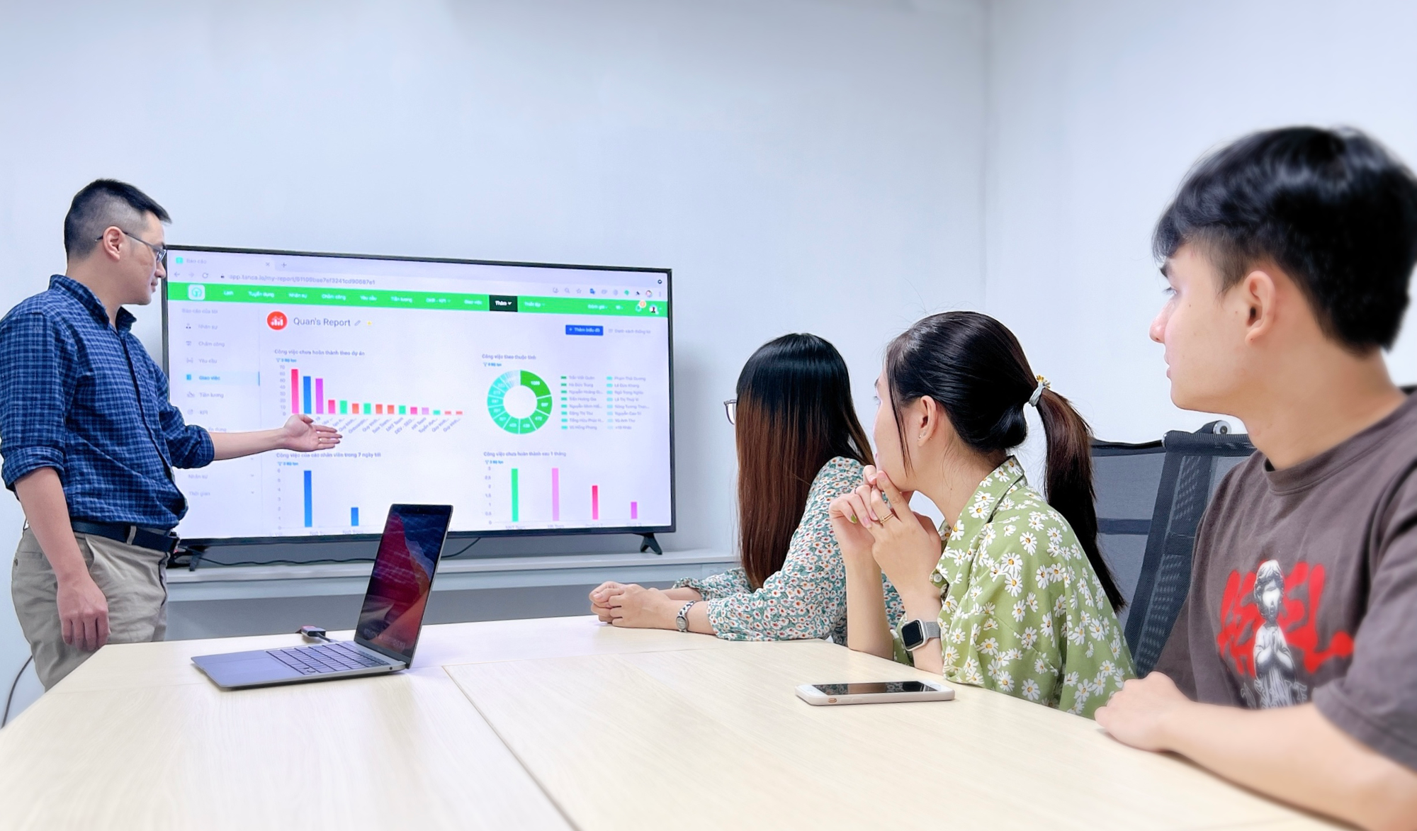 Startup chuyển đổi số cho hàng nghìn doanh nghiệp - Ảnh 1. Trần Viết Quân (trái) bàn kế hoạch phát triển sản phẩm chuyển đổi số Tanca.io với các nhân viên - Ảnh: ĐỨC THIỆN