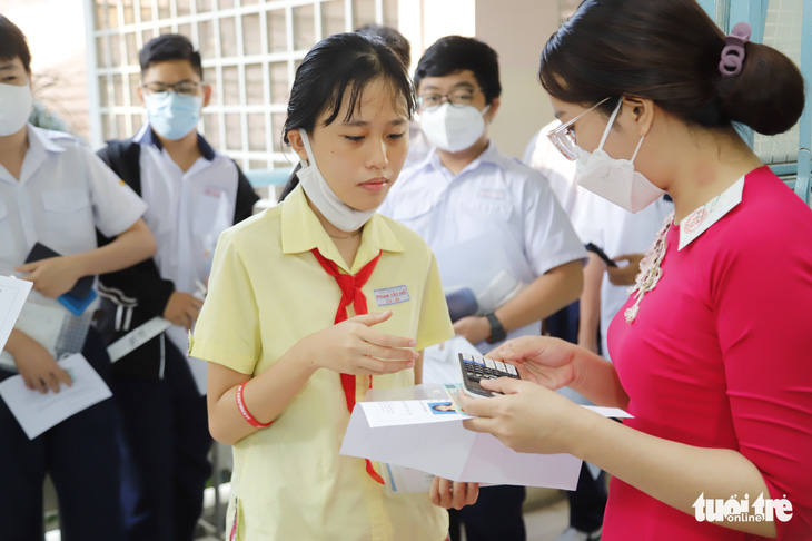 TP.HCM vẫn tuyển sinh lớp 10 không chuyên trong trường chuyên - Ảnh 1. TP.HCM vẫn tuyển sinh lớp 10 không chuyên trong trường chuyên - Ảnh 1.