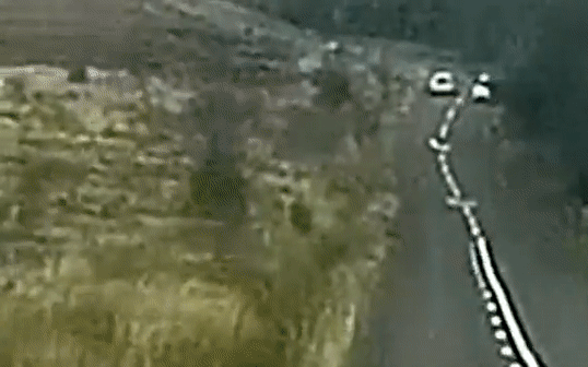 Ford Ranger đáp gọn trên nóc 3 xe khác, chưa ai hiểu vì sao- Ảnh 4. Lật 5 vòng, bay lên không trung như phim hành động nhưng không ai trong xe bị thương nặng