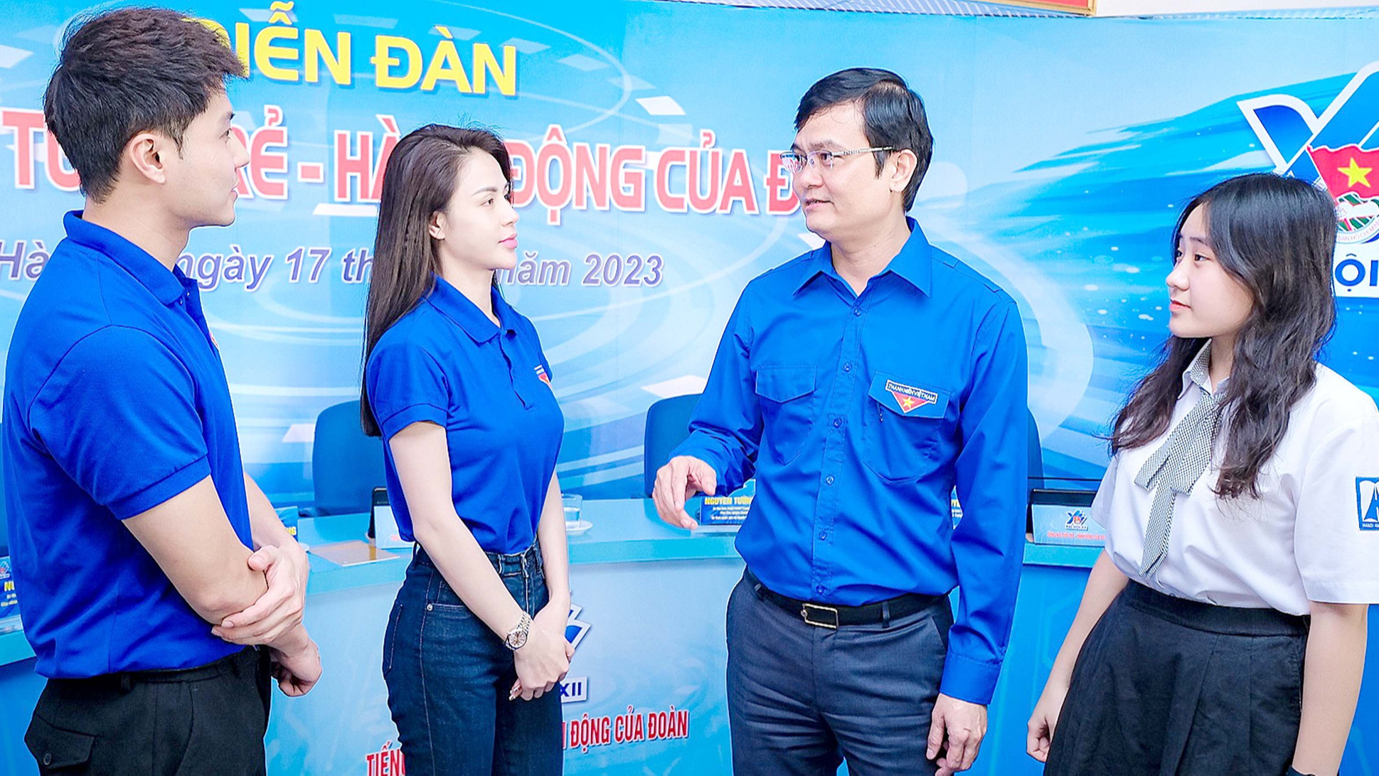 'Con người số' trong môi trường số - Ảnh 1. Bí thư thứ nhất Trung ương Đoàn Bùi Quang Huy (thứ hai, từ phải qua) trao đổi cùng các bạn trẻ tại diễn đàn - Ảnh: NAM TRẦN