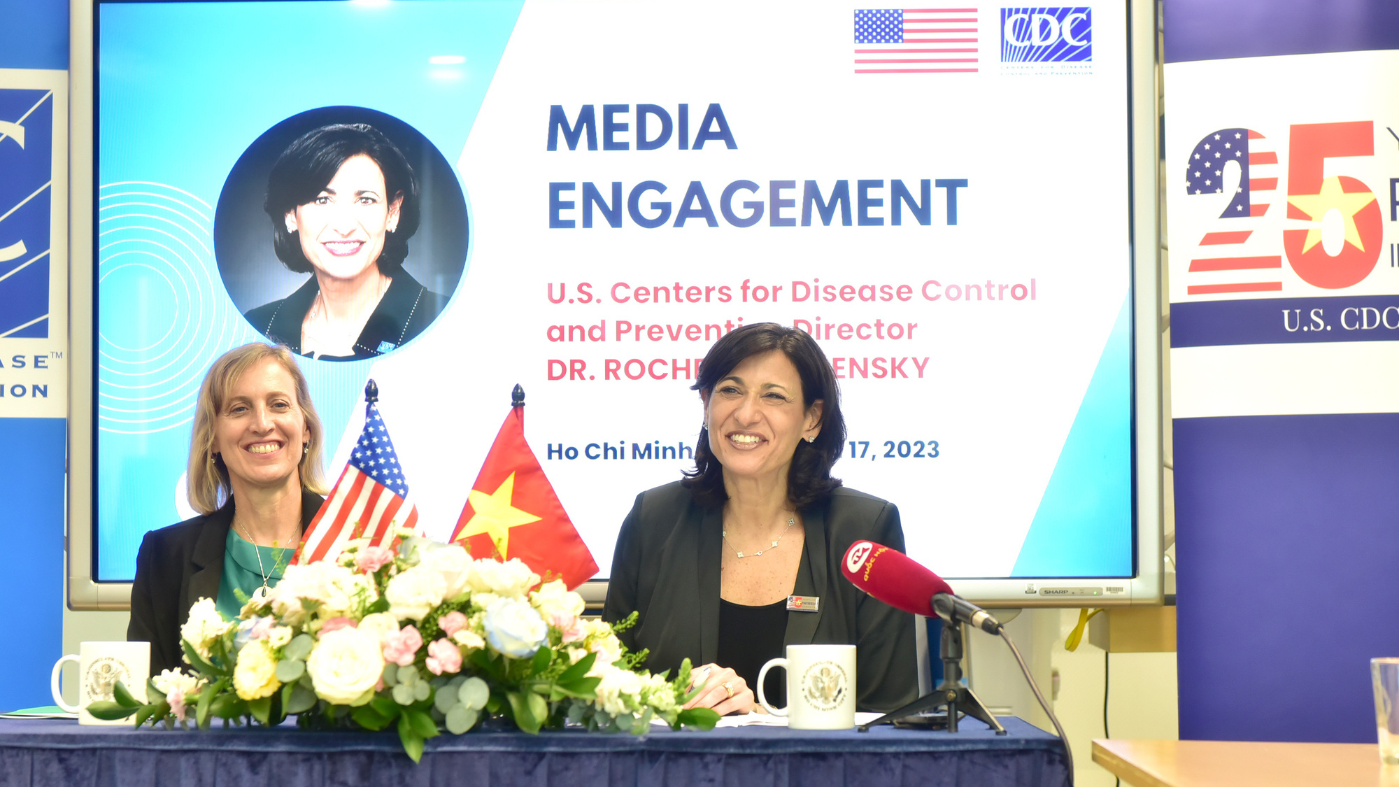CDC Mỹ tiếp tục đồng hành với y tế Việt Nam - Ảnh 1. Bác sĩ Rochelle P. Walensky (phải) - giám đốc CDC Mỹ và bà Susan Burns - tổng lãnh sự Mỹ tại TP.HCM - trong buổi thông tin với báo chí ngày 17-3 - Ảnh: TRẦN TIẾN DŨNG
