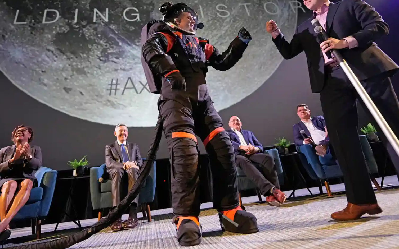 Trang phục phi hành gia mới của NASA gây ấn tượng