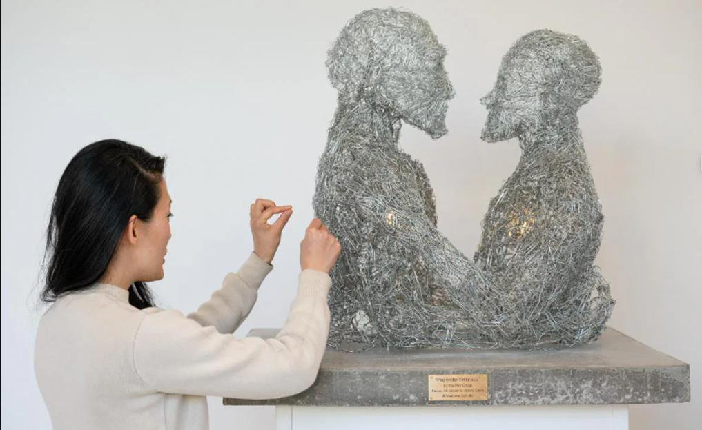 "Xin lỗi đã giết chết hầu hết nhân loại" - làm sao ngăn chặn trí tuệ nhân tạo nói lời trên? - Ảnh 1. Một tác phẩm trưng bày trong triển lãm - Ảnh: NDTV