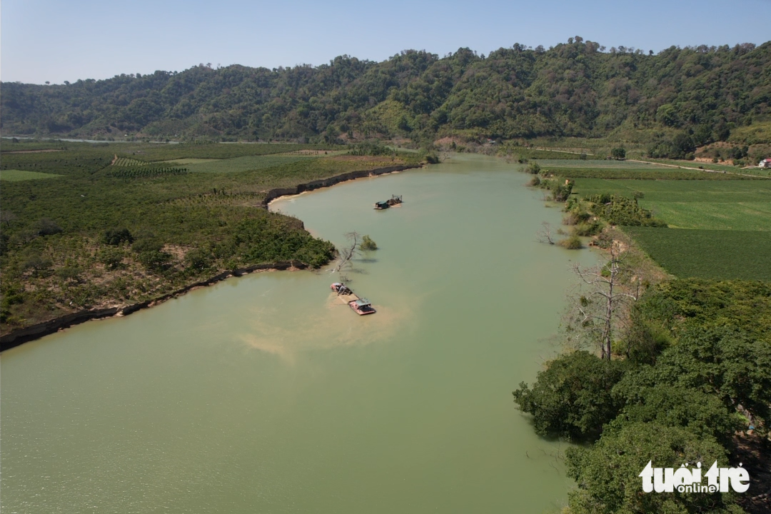 Tình trạng khai thác cát quá mức tại Krông Nô khiến "ruộng biến thành sông", bờ biến dạng