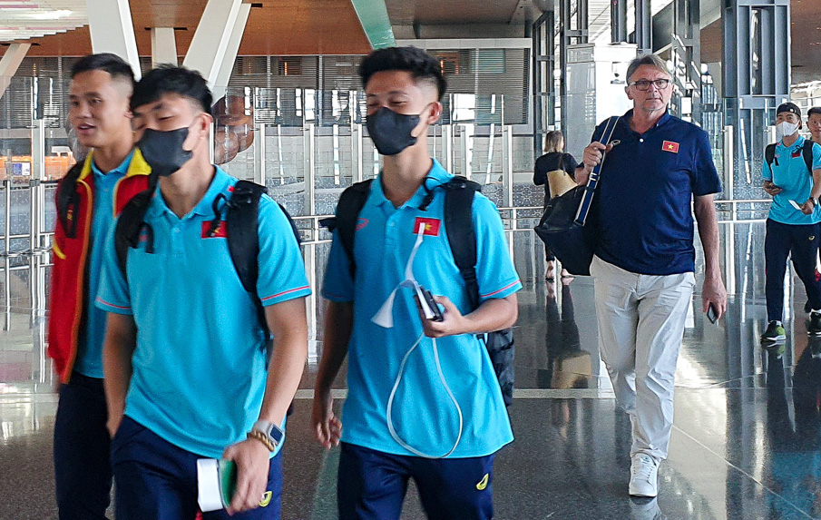 HLV Troussier và đội tuyển U23 Việt Nam đã đến Qatar - Ảnh 4. HLV Troussier và đội tuyển U23 Việt Nam đã đến Qatar - Ảnh 4.