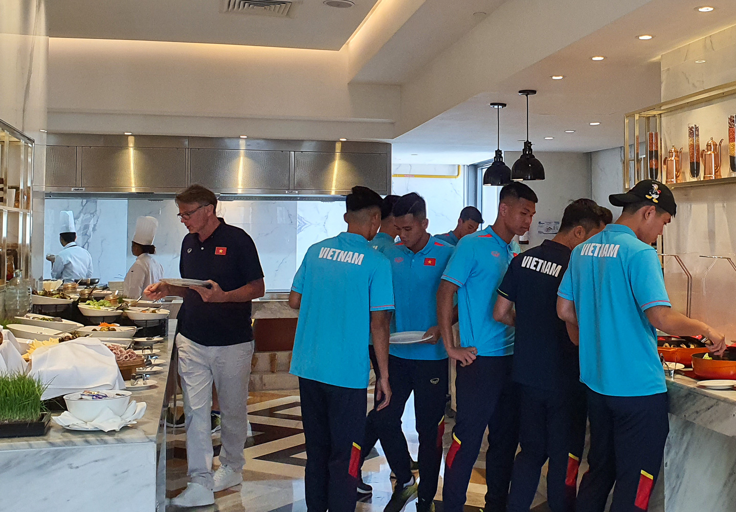 HLV Troussier và đội tuyển U23 Việt Nam đã đến Qatar - Ảnh 6.