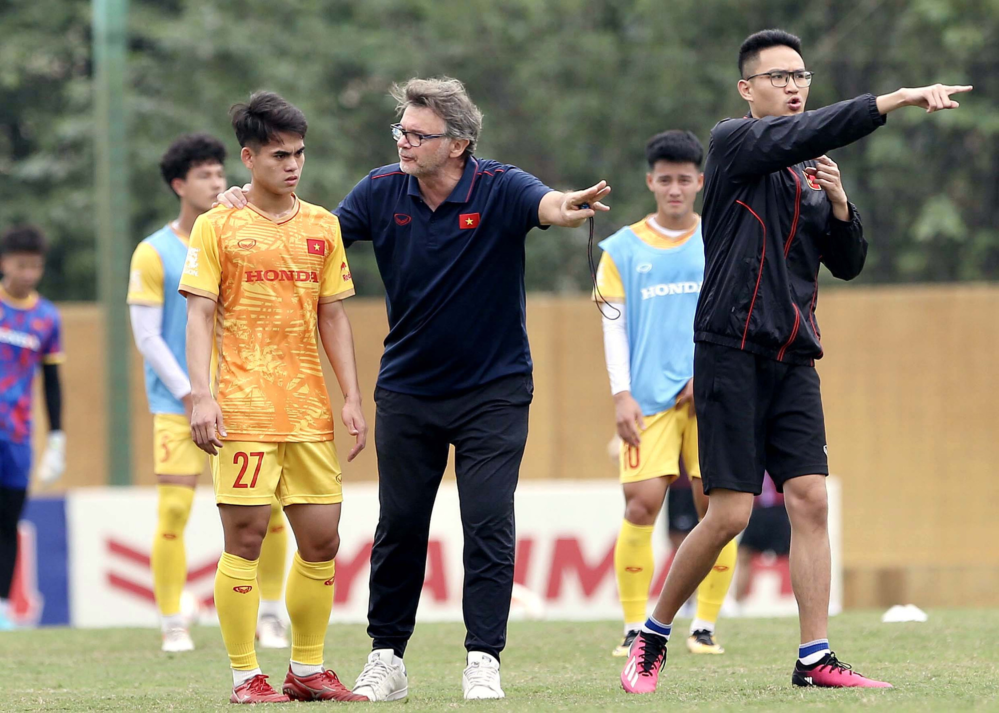 Tuyển U23 Việt Nam dự Doha Cup 2023: Hàng thủ U22, hàng công U20 - Ảnh 1. HLV Troussier và Văn Khang trên sân tập chuẩn bị cho Doha Cup 2023 - Ảnh: HỮU TẤN
