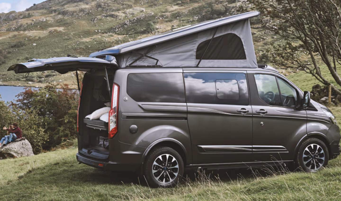 Mobile home from Ford Transit: Normal outside, full of surprises inside - Photo 3. But in fact this is a compact mobile home with a pop-up tent roof. The pop-up fabric roof not only provides extra sleeping space, but also helps "ceiling" as if taller and more airy