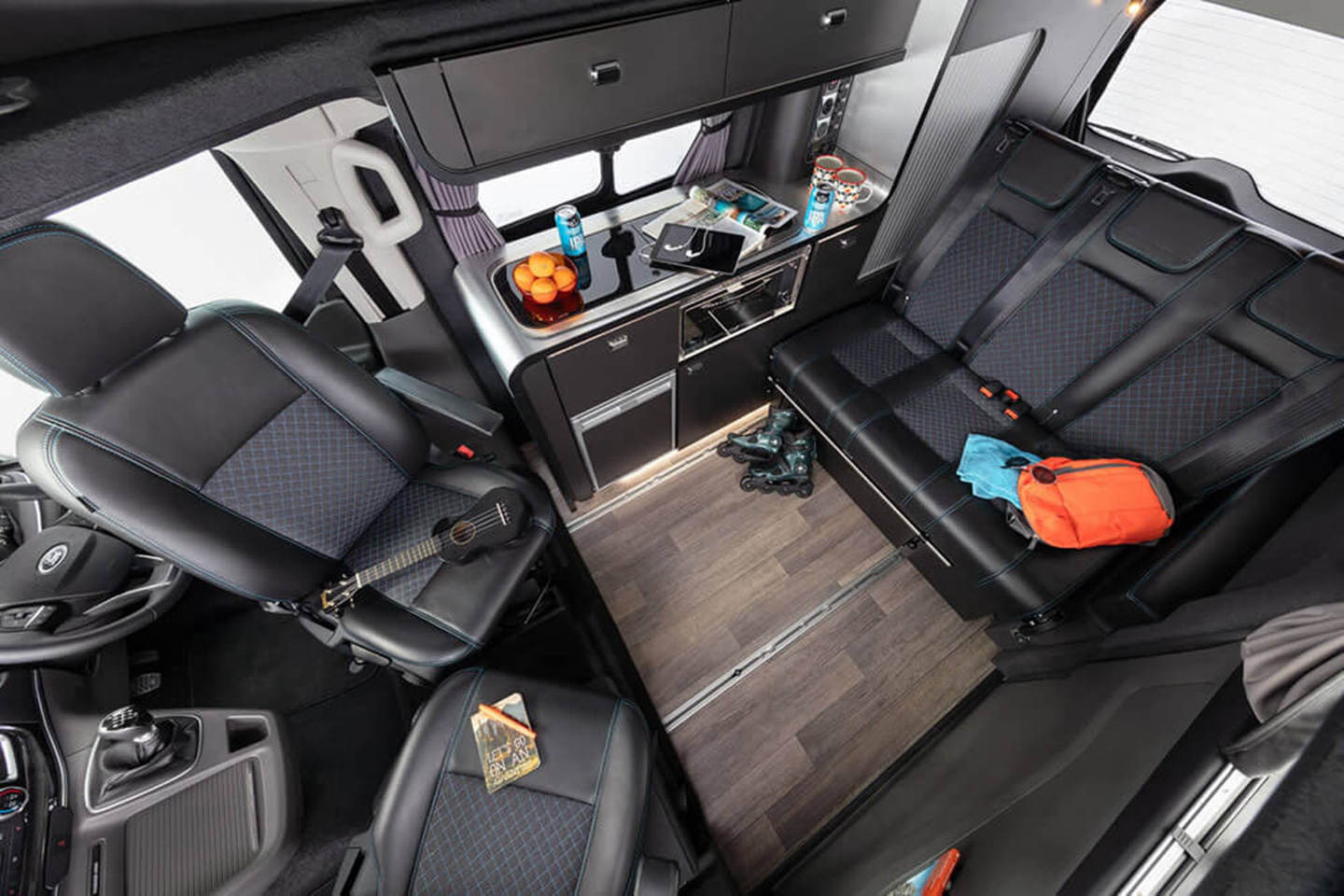 Once the cooking is done, the family can turn the car cabin into a dining room with an independent folding table, adjustable rear bench and swiveling front seats