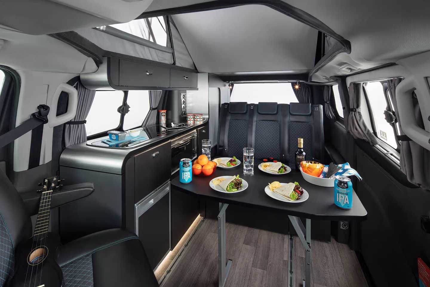 Mobile home from Ford Transit: Normal outside, full of surprises inside - Photo 4. The interior is simple but enough to use with chairs, basic cabinets and the main black and gray tones to bring a pleasant feeling.