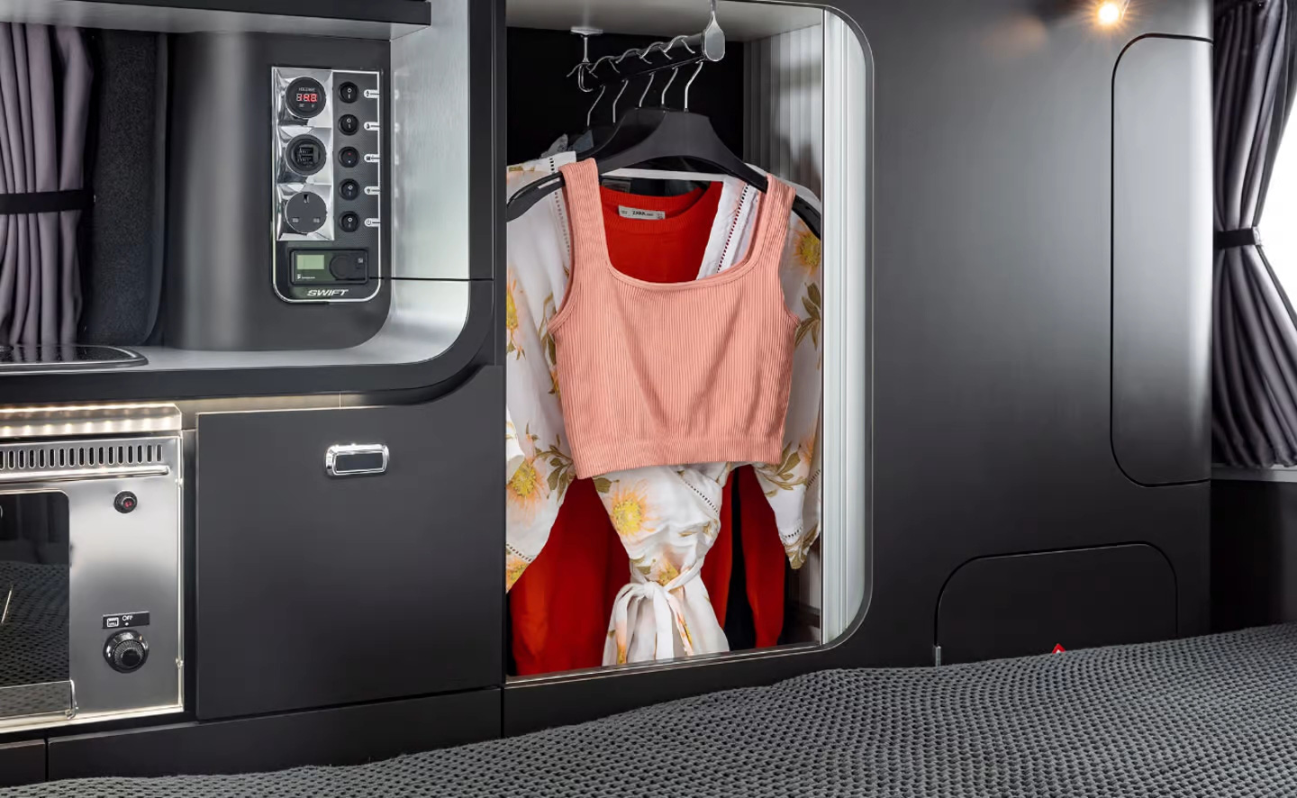 Mobile home from Ford Transit: Normal outside, full of surprises inside - Photo 5. The car has 5 seats with the rear bench mounted on rails for back and forth when needed. Three seats on the back seat can be a bit cramped for adults or older children due to the narrowing width to make room for the kitchen and wardrobe next to it.