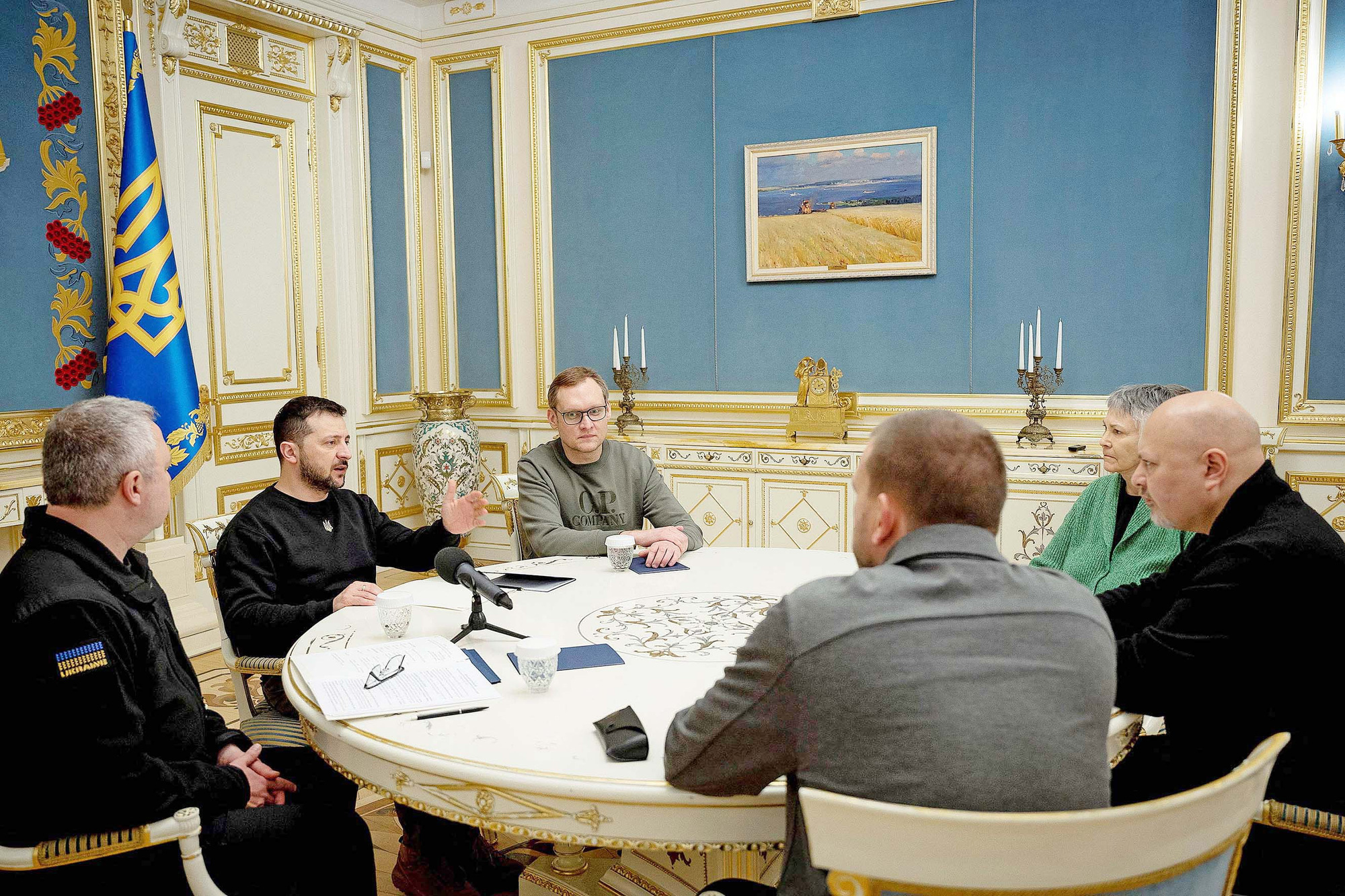 Behind the ICC's decision to arrest Putin - Photo 1. Ukrainian President Volodymyr Zelensky (raising his hand) discusses with the prosecutor of the International Criminal Court - Mr. Karim Khan (far right) - in Kiev (Ukraine) February 28, 2023 - Photo: Reuters