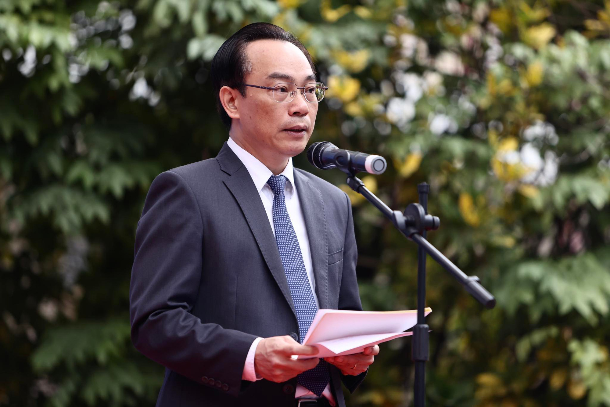 Ngày hội tư vấn tuyển sinh 2023: Phụ huynh hãy tham gia tư vấn để đồng hành cùng con em - Ảnh 3. Thứ trưởng Bộ Giáo dục và Đào tạo Hoàng Minh Sơn phát biểu khai mạc ngày hội - Ảnh: NGUYỄN KHÁNH