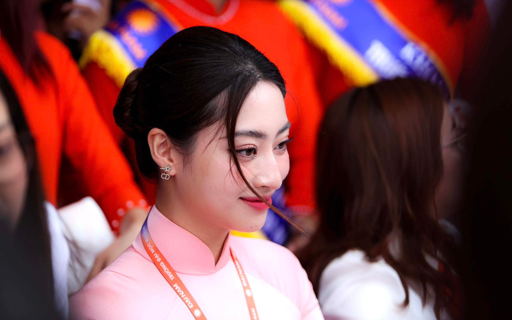 Tin tức giải trí 9-1: Phát ngôn của hoa hậu Lương Thùy Linh bị phản ứng- Ảnh 2. Hoa hậu Lương Thùy Linh thu hút ánh nhìn tại ngày hội tư vấn tuyển sinh