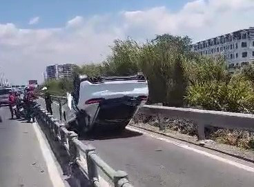 Xe Porsche lật ngửa khi tông nhiều xe máy trên đường dẫn cao tốc Long Thành - Dầu Giây - Ảnh 3.