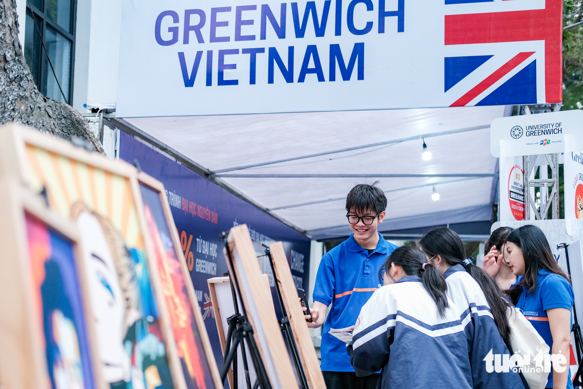 Các bạn học sinh thích thú với gian trưng bày của trường Greenwich VietNam