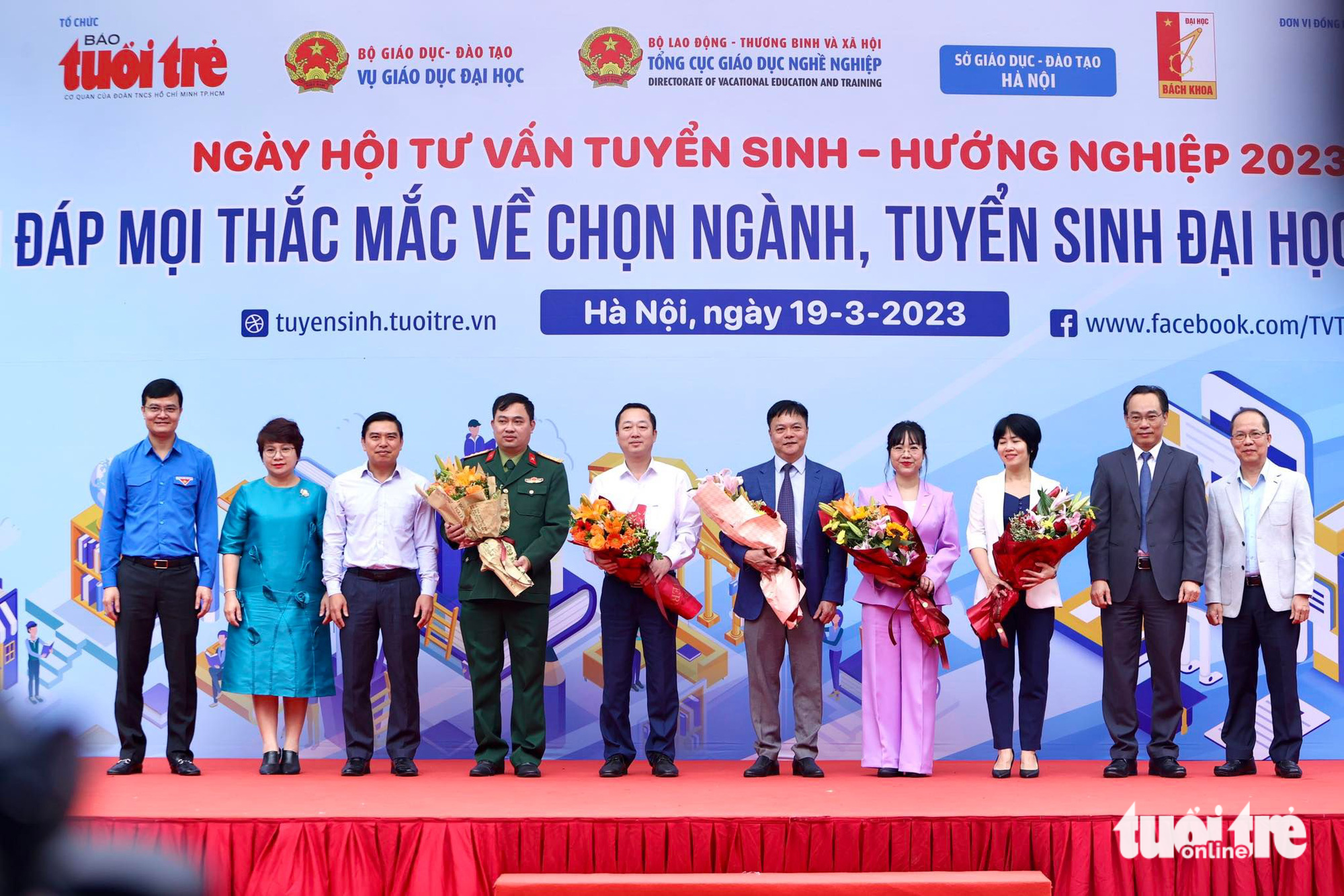 Thứ trưởng Bộ GD-ĐT: Ngày hội tư vấn tuyển sinh của Tuổi Trẻ đã đồng hành cùng các học sinh - Ảnh 5. Ban tổ chức tặng hoa tri ân các đơn vị đồng hành cùng chương trình tư vấn tuyển sinh - hướng nghiệp - Ảnh: NGUYỄN KHÁNH