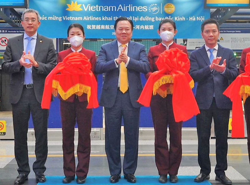 Vietnam Airlines khai thác trở lại đường bay Hà Nội - Bắc Kinh sau 3 năm gián đoạn - Ảnh 1. Các đại biểu cắt băng khai thác trở lại đường bay Hà Nội - Bắc Kinh của Vietnam Airlines tại sân bay quốc tế Bắc Kinh chiều 19-3 - Ảnh: VNA