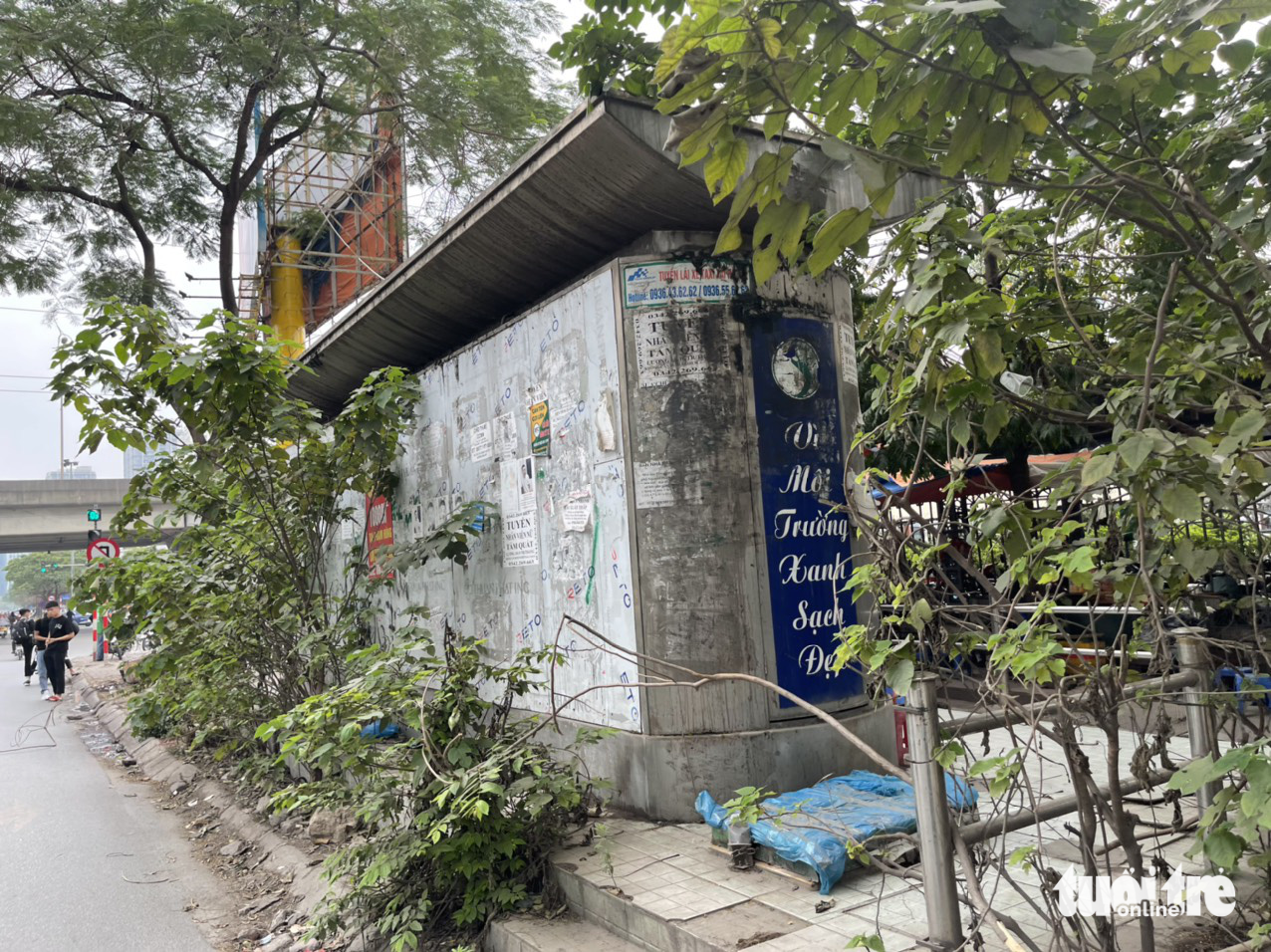 Một nhà vệ sinh công cộng trên đường Nguyễn Hoàng (Q.Nam Từ Liêm) - Ảnh: PHẠM TUẤN