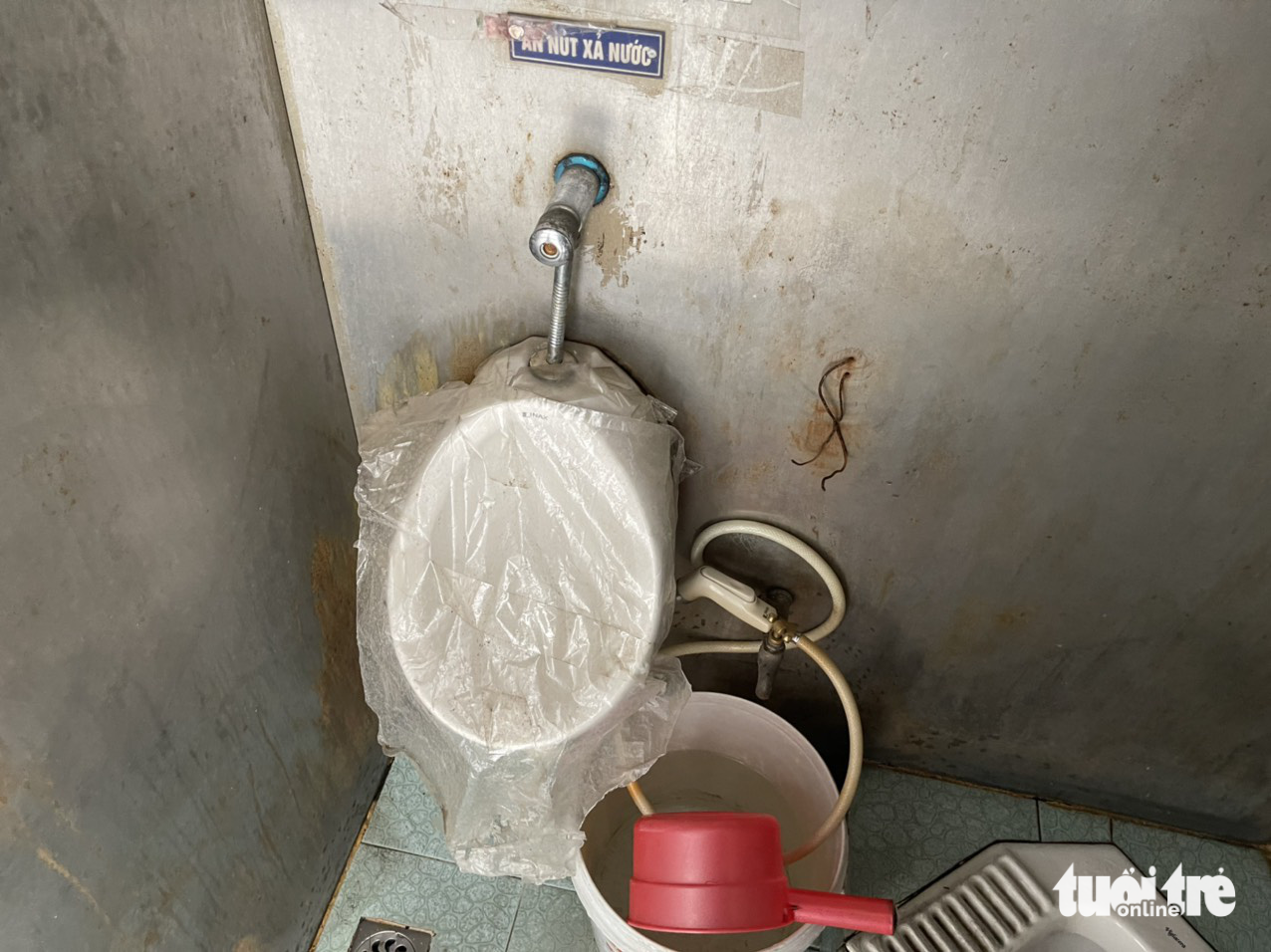 Nhiều nhà vệ sinh công cộng hôi thối, người Hà Nội thấy sợ - Ảnh 3.