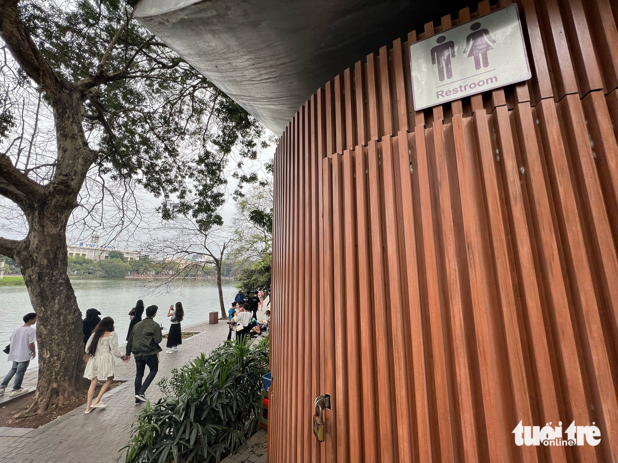 Nhà vệ sinh công cộng trên khu vực hồ Hoàn Kiếm - Ảnh: PHẠM TUẤN