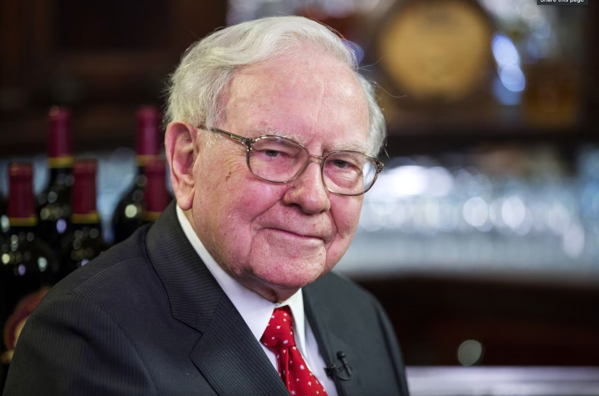 Billionaire Warren Buffett, chairman of investment firm Berkshire Hathaway, is the one who always intervenes when the US banking industry has trouble - Photo: REUTERS