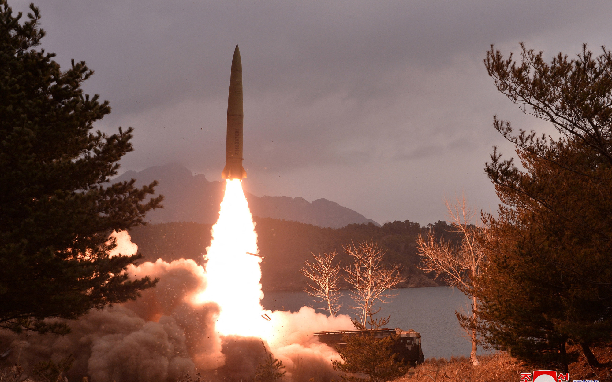 Triều Tiên bắn tên lửa đạn đạo bay 800km về phía Nhật Bản